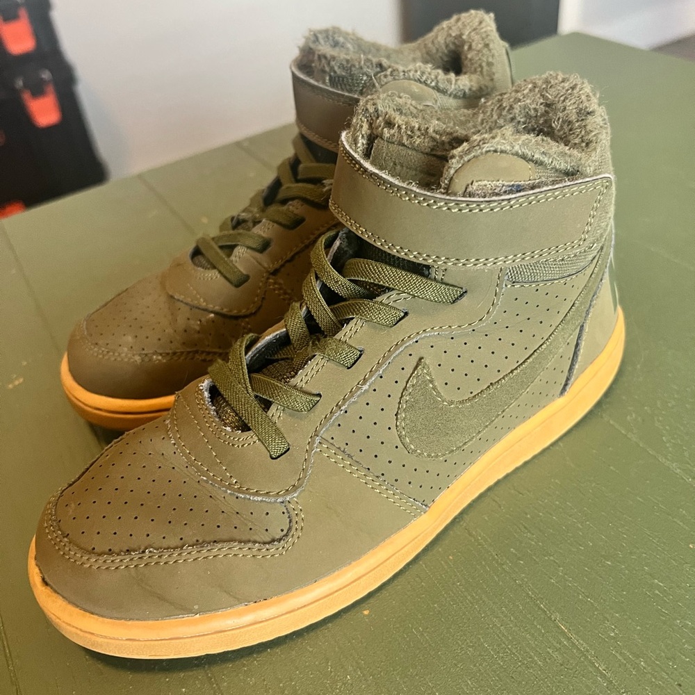Nike Boys Court Borough Mid Winter GS AA5648-300 Youth 1.5 Olive Army Green